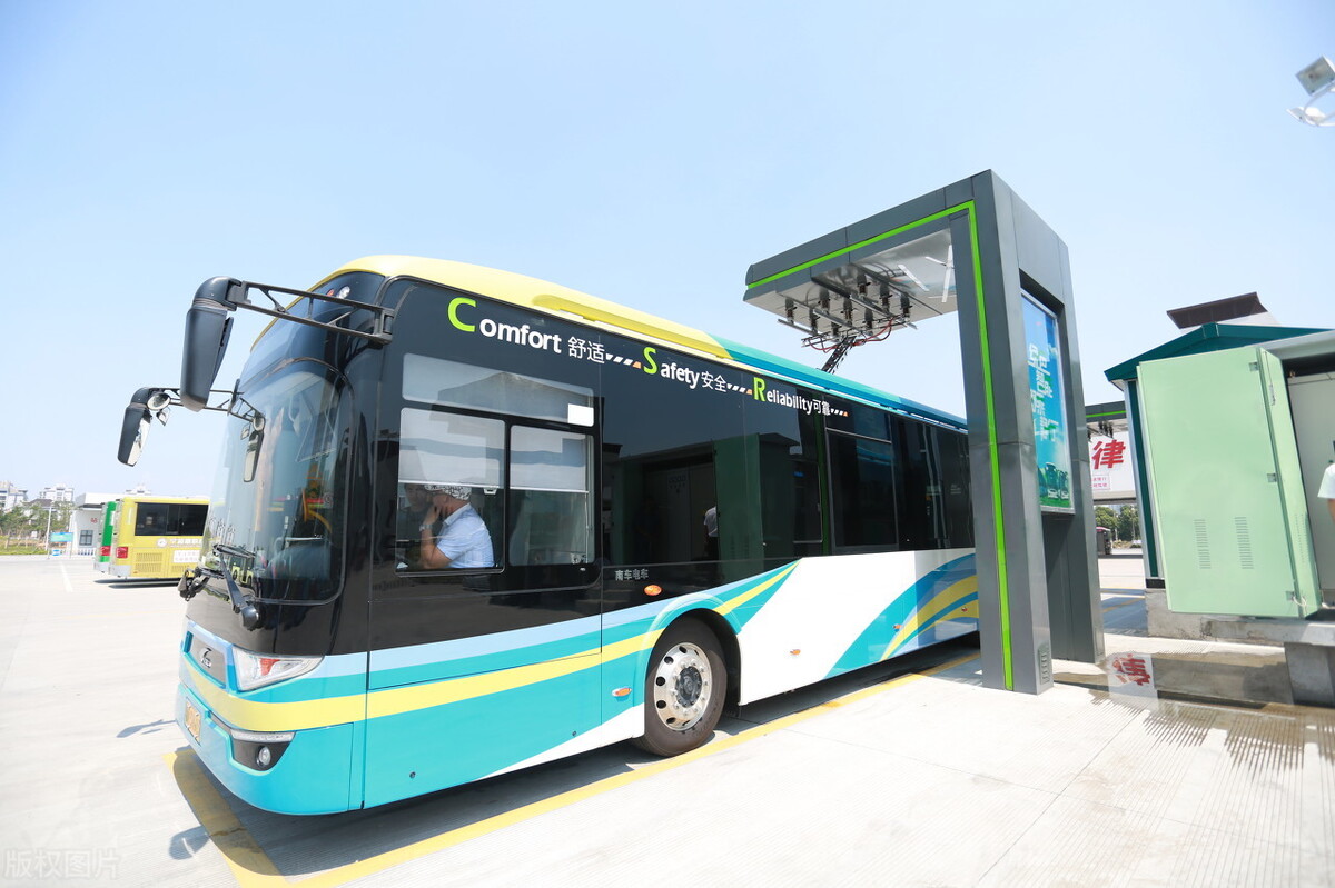 超級(jí)電容器公交車(chē)快速充電站